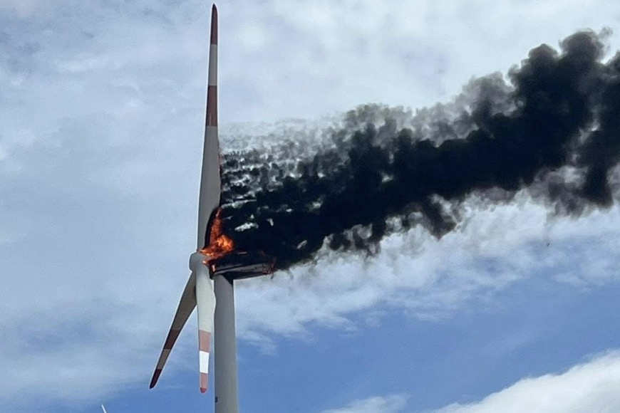 Tua - bin điện gió ở Bình Thuận bốc cháy kèm khói đen bay xa.