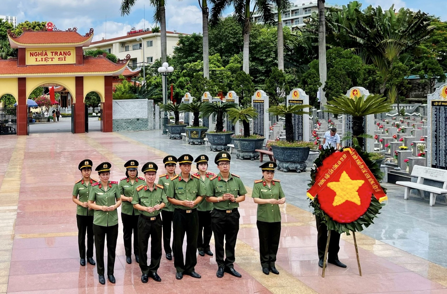 Phòng Hậu cần CATP dâng hương tưởng niệm tại nghĩa trang Liệt sỹ quận Ngô Quyền.