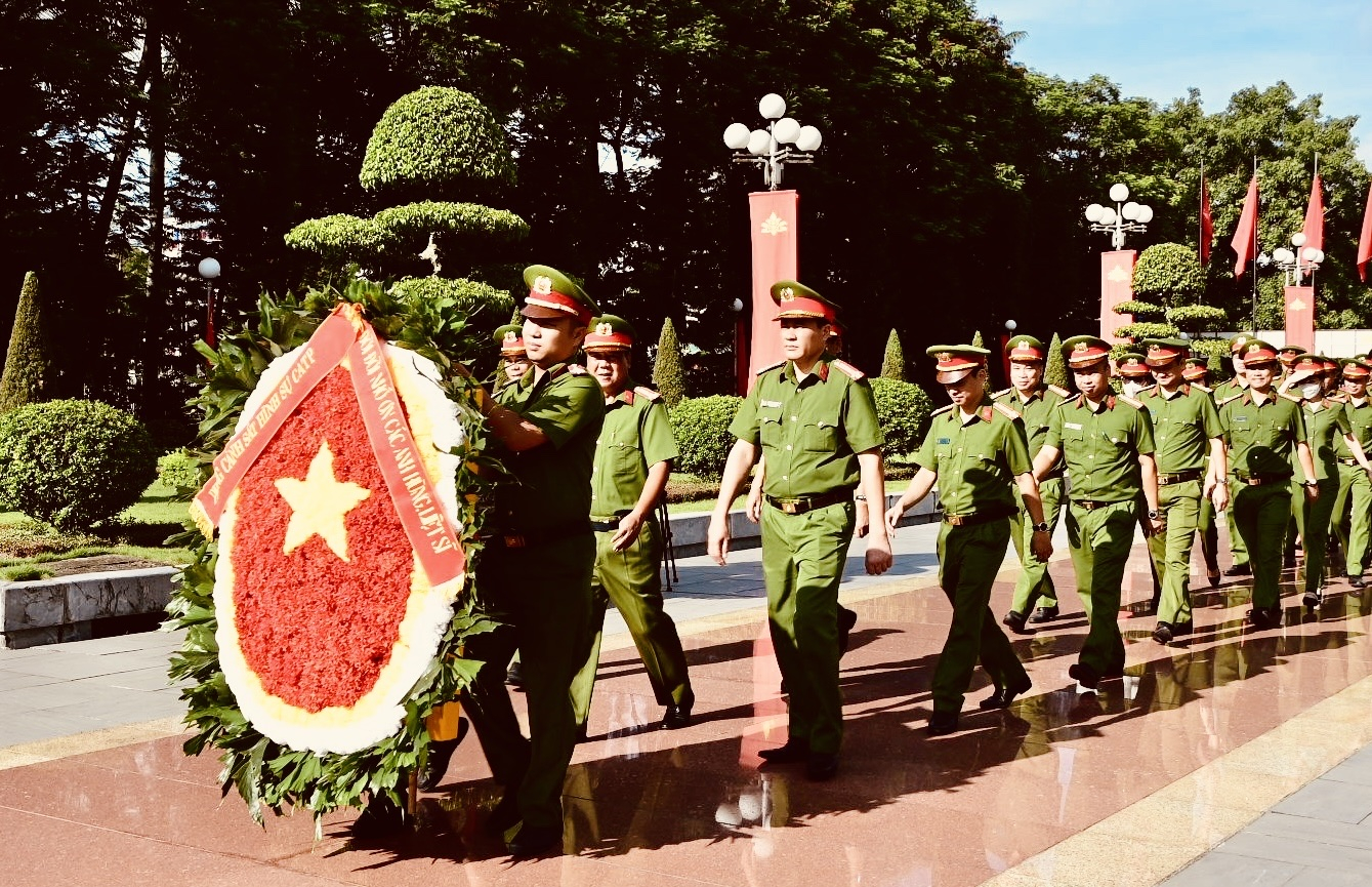 Phòng Cảnh sát hình sự – CATP dâng hoa, dâng hương tri ân các Anh hùng, Liệt sỹ.