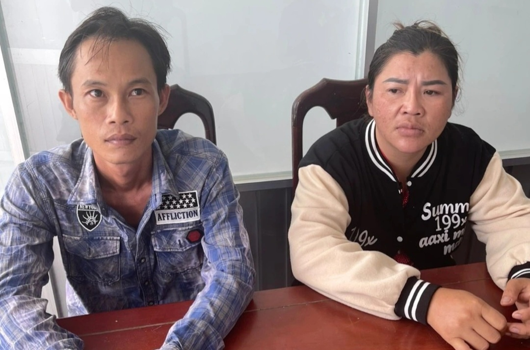 Hiếu và Bé Hai tại cơ quan công an (Ảnh: Công an cung cấp).