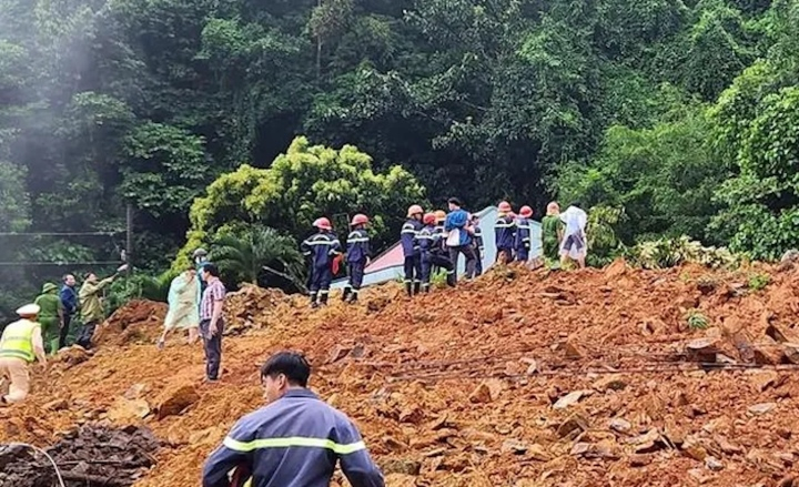 Tại hiện trường vụ sạt lở, lực lượng chức năng huy động nhiều máy móc cùng hơn 300 người tìm kiếm nạn nhân bị vùi lấp.