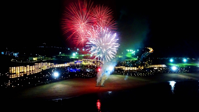 M&agrave;n ph&aacute;o hoa nghệ thuật ch&uacute;c mừng kh&aacute;nh th&agrave;nh Quần thể du lịch nghỉ dưỡng sinh th&aacute;i FLC Quy Nhơn.