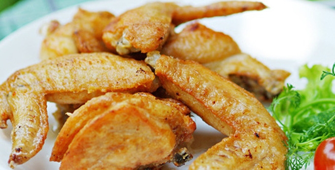 Ăn c&aacute;nh g&agrave; thực chất ch&uacute;ng ta đang ăn chất b&eacute;o của da. Ảnh: minh họa