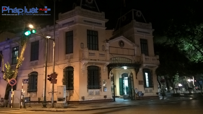 C&aacute;ch đ&oacute; kh&ocirc;ng xa, l&agrave; trụ sở C&ocirc;ng an Quận Ho&agrave;n Kiếm.