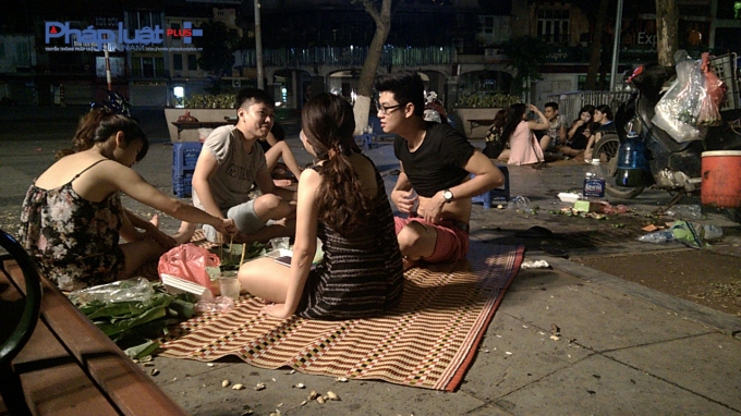 Một khu vực b&aacute;n đồ uống, ăn vặt tr&ecirc;n vỉa h&egrave; Hồ Gươm, đường Đinh Ti&ecirc;n Ho&agrave;ng.