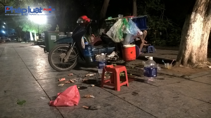 Những cốc nước được pha chế tr&ocirc;ng rất bẩn, kh&ocirc;ng r&otilde; chất lượng v&agrave; c&oacute; gi&aacute; kh&aacute;