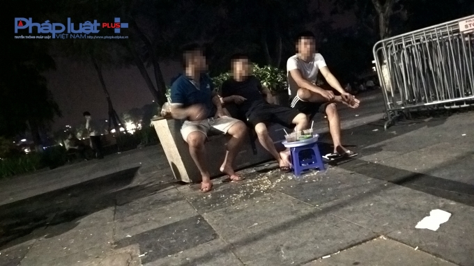 &nbsp;Vị tr&iacute; b&aacute;n h&agrave;ng được tận dụng triệt để, người mua sử dụng ghế đ&aacute; c&ocirc;ng cộng để ăn uống.