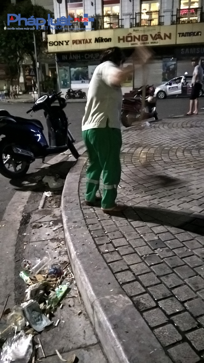 Việc xả r&aacute;c từ c&aacute;c h&agrave;ng qu&aacute;n v&agrave; c&aacute;c thanh ni&ecirc;n khiến c&ocirc;ng nh&acirc;n vệ sinh m&ocirc;i trường phải l&agrave;m việc li&ecirc;n tục.