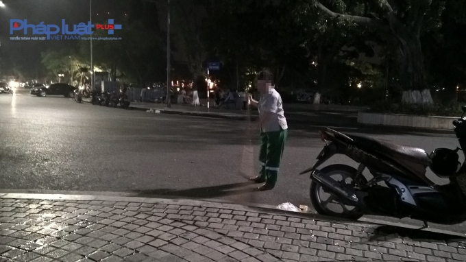 Một c&ocirc;ng nh&acirc;n vệ sinh m&ocirc;i trường cho biết việc xả r&aacute;c bừa b&atilde;i như n&agrave;y khiến họ rất vất vả, bởi khi vừa qu&eacute;t dọn sạch sẽ xong th&igrave; &iacute;t ph&uacute;t sau đ&oacute; mọi người lại xả x&aacute;c ra.