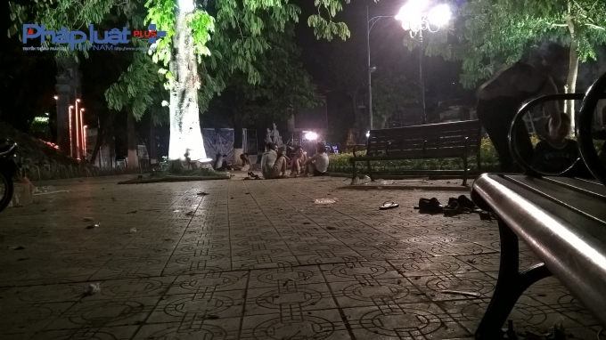 Thậm ch&iacute; c&oacute; đ&ecirc;m, kh&aacute;ch ngồi ở h&agrave;ng qu&aacute;n nước mang loa, đ&agrave;i bật nhạc to, vang vọng cả khu vực Hồ Gươm.