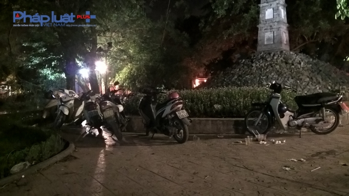 Đ&ecirc;m Hồ Gươm: Nhếch nh&aacute;c v&agrave; r&aacute;c thải