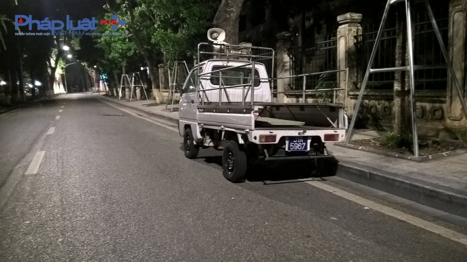 Đ&ecirc;m Hồ Gươm: Nhếch nh&aacute;c v&agrave; r&aacute;c thải