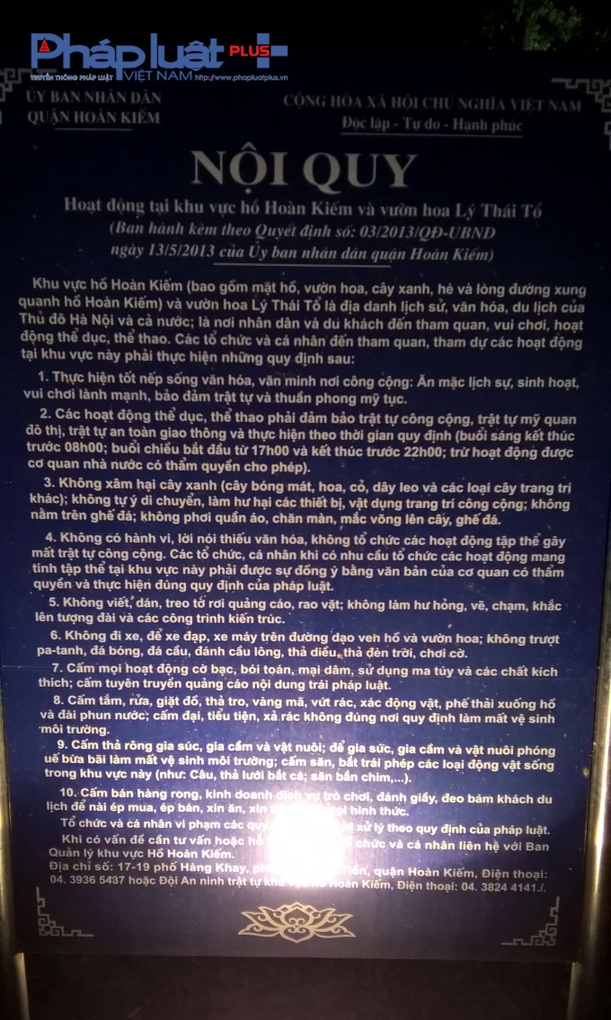 Mặc d&ugrave; đ&atilde; c&oacute; biển b&aacute;o nội quy hoạt động tại khu vực Ho&agrave;n Kiếm, vườn hoa, tuy nhi&ecirc;n những vấn đề tr&ecirc;n vẫn diễn ra.
