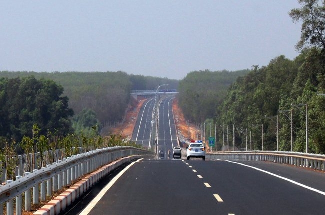 Nếu như trong giai đoạn từ 2012-2014, c&aacute;c nh&agrave; đầu tư xếp h&agrave;ng để xin được đầu tư c&aacute;c dự &aacute;n BOT th&igrave; nay ch&iacute;nh họ lại tỏ ra d&egrave; dặt. Ảnh minh họa: Một đoạn đường cao tốc Long Th&agrave;nh=Dầu Gi&acirc;y được x&acirc;y dựng theo phương thức BOT. Ảnh TL