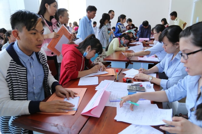 H&ocirc;m nay th&iacute; sinh bắt đầu bước v&agrave;o đợt nộp hồ sơ x&eacute;t tuyển ĐH đầu ti&ecirc;n 2016. Ảnh minh họa