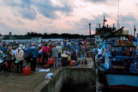 Điểm khiến khu chợ n&agrave;y trở n&ecirc;n đặt biệt đ&oacute; l&agrave; người b&aacute;n h&ocirc; gi&aacute; n&agrave;o th&igrave; người mua sẽ trả gi&aacute; ấy, &iacute;t khi c&oacute; sự trả gi&aacute; qua lại bởi gi&aacute; cả hầu hết c&aacute;c loại hải sản ở đ&acirc;y đ&atilde; rất rẻ. Cũng ch&iacute;nh v&igrave; vậy n&ecirc;n việc mua b&aacute;n ở đ&acirc;y diễn ra cực kỳ gọn lẹ.