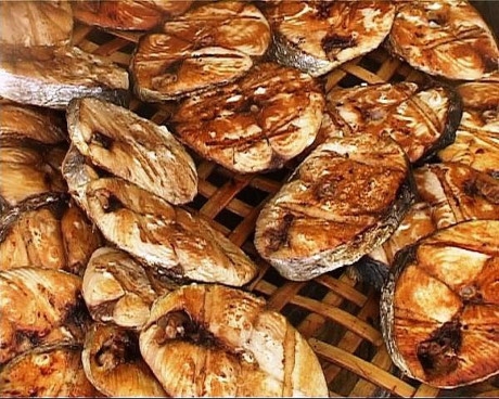 Ngo&agrave;i ra, chợ c&ograve;n nổi tiếng với những hộ chuy&ecirc;n l&agrave;m nghề nướng hải sản đ&atilde; tạo n&ecirc;n n&eacute;t độc đ&aacute;o cho khu chợ. Do đ&oacute; du kh&aacute;ch chỉ cần lựa chọn mua sẵn c&aacute;c loại hải sản tươi sống m&agrave; m&igrave;nh y&ecirc;u th&iacute;ch sau đ&oacute; đem thu&ecirc; nướng chỉ với 5.000 đồng/kg l&agrave; bạn đ&atilde; c&oacute; được một m&oacute;n nướng ưng &yacute;.