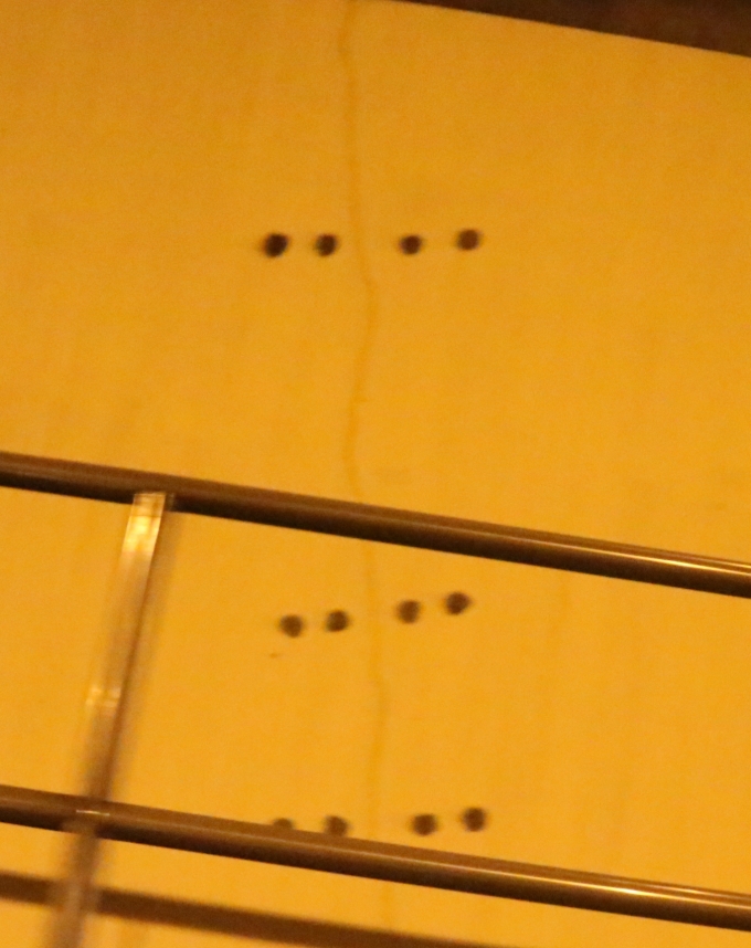 K&egrave;m theo những vết nứt những đường thấm nước.