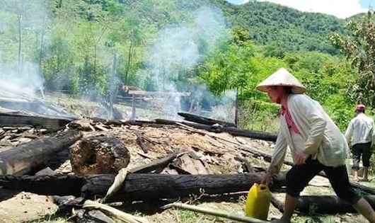 Hiện trường nơi xảy ra vụ ch&aacute;y nh&agrave; khi cả nh&agrave; đi l&agrave;m rẫy.