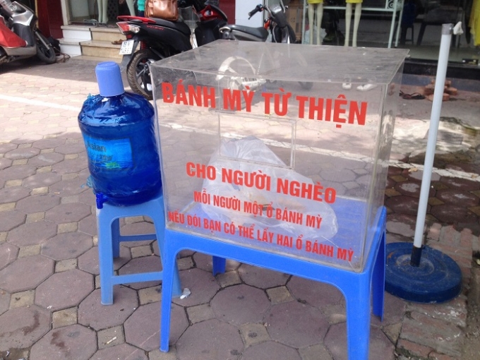Th&ugrave;ng b&aacute;nh mỳ từ thiện tại 93 Kim M&atilde; phục vụ cho những người ngh&egrave;o.