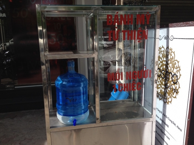 Th&ugrave;ng b&aacute;nh mỳ từ thiện của chị Mai Ngọc ở Trần Nh&acirc;n T&ocirc;ng.