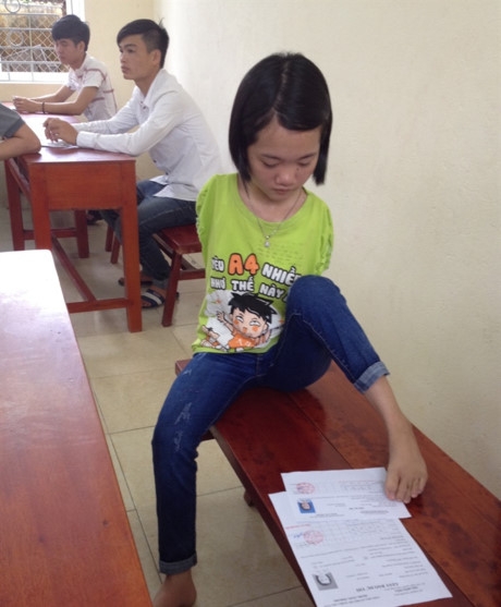 Nữ sinh kh&ocirc;ng tay, viết bằng ch&acirc;n L&ecirc; Thị Thắm đ&atilde; khiến nhiều người nể phục v&igrave; nghị lực phi thường
