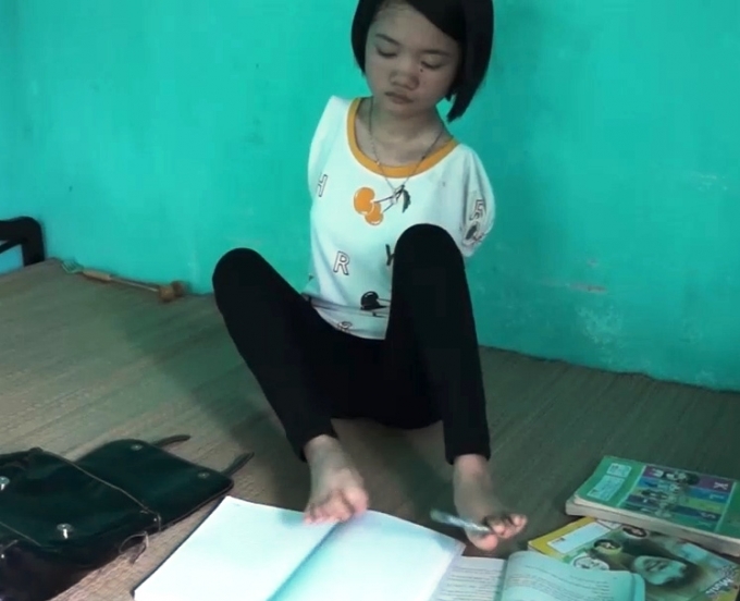 Mọi sinh hoạt, học tập của Thắm đều tự nỗ lực thực hiện bởi đ&ocirc;i ch&acirc;n của m&igrave;nh. Ước mơ của em l&agrave; đậu v&agrave;o khoa Ngoại ngữ ĐH Hồng Đức để trở th&agrave;nh c&ocirc; gi&aacute;o dạy tiếng Anh.