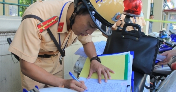 Người dân Thủ đô "lóng ngóng" trong ngày đầu phạt lỗi vượt đèn vàng