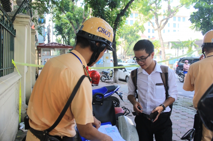 Nhiều người vi phạm c&ograve;n hơi bỡ ngỡ với một số quy định mới. Tuy nhi&ecirc;n, c&aacute;c chiến sỹ CSGT giải th&iacute;ch để họ hiểu hơn về nghị định 46.