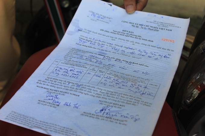 C&aacute;c lỗi người tham gia giao th&ocirc;ng mắc phải trong ng&agrave;y đầu thường l&agrave; vượt đ&egrave;n v&agrave;ng, lấn l&agrave;n, kh&ocirc;ng đội mũ bảo hiểm...