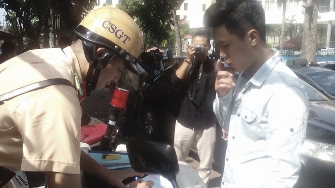 Bị bắt v&agrave; lập bi&ecirc;n bản xử l&yacute;, những người tham gia th&ocirc;ng c&oacute; biết về nghị định 46, nhưng chưa được r&otilde; cho lắm. Nhiều trường hợp kh&aacute;c thi cho biết, đ&atilde; biết về nghị định n&agrave;y nhưng v&igrave; c&ocirc;ng việc, n&ecirc;n vội, hay nh&agrave; gần n&ecirc;n chủ quan kh&ocirc;ng đội mũ bảo hiểm.