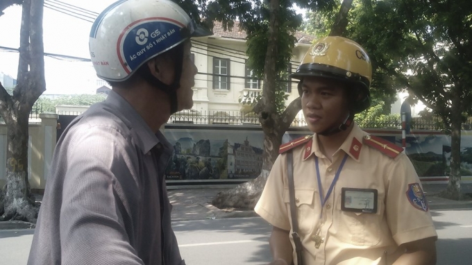 C&oacute; nhiều trường hợp, người tham gia giao th&ocirc;ng vi phạm nhưng được c&aacute;c chiến sỹ CSGT nhắc nhở để họ hiểu hơn về nghị định 46, để lần sau khi tham gia sẽ biết v&agrave; tu&acirc;n thủ.