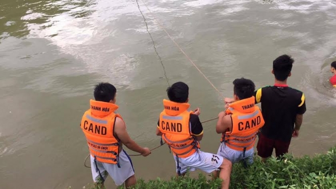 Ng&agrave;y 11/7 vừa qua, lực lượng cứu hộ, cứu nạn đang t&igrave;m kiếm 1 học sinh bị mất t&iacute;ch do đuối nước ở s&ocirc;ng Đ&agrave;o (thuộc Khu 3, thị trấn Lam Sơn huyện Thọ Xu&acirc;n, Thanh H&oacute;a).
