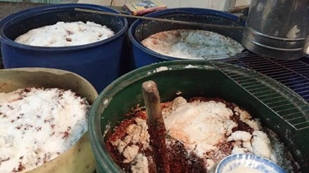 C&aacute;c th&ugrave;ng phuy chứa tương ớt đầy gi&ograve;i.