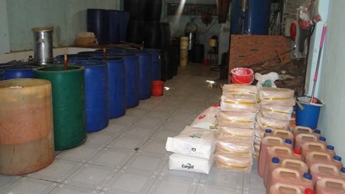 Hơn 7 tấn tương ớt c&oacute; gi&ograve;i bị ti&ecirc;u hủy