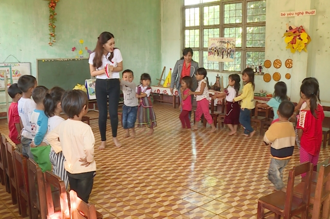 Hoa hậu Việt Nam 2016: Tr&aacute;c Th&uacute;y Mi&ecirc;u nhắc nhở, Chi Bảo bảo vệ th&iacute; sinh HHVN vụng về trước ống k&iacute;nh