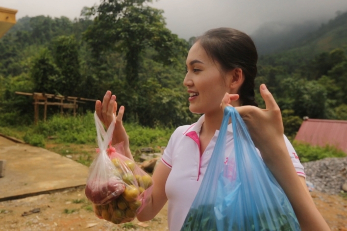 Hoa hậu Việt Nam 2016: Tr&aacute;c Th&uacute;y Mi&ecirc;u nhắc nhở, Chi Bảo bảo vệ th&iacute; sinh HHVN vụng về trước ống k&iacute;nh