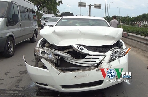 &Ocirc; t&ocirc; 4 chỗ hiệu Camry hư hỏng