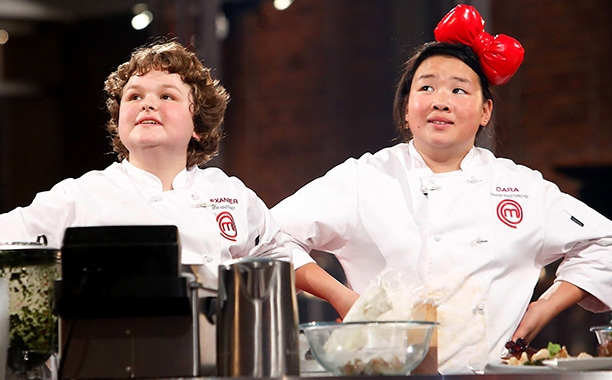 2 đầu bếp nh&iacute; tranh ng&ocirc;i vị qu&aacute;n qu&acirc;n.