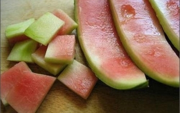 Cách dùng vỏ dưa hấu chữa bệnh xương khớp