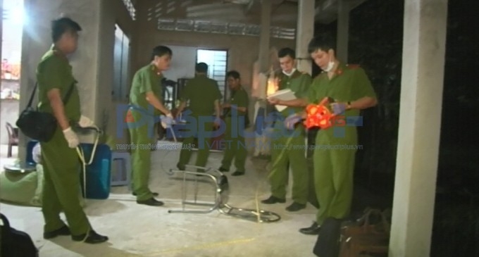 Cơ quan c&ocirc;ng an kh&aacute;m nghiệm hiện trường.