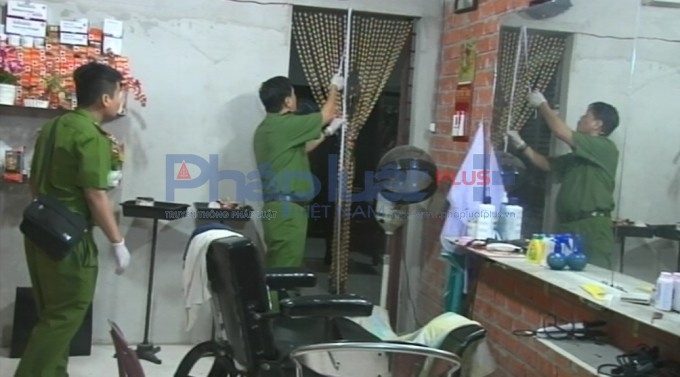 Cơ quan c&ocirc;ng an kh&aacute;m nghiệm hiện trường nh&agrave; &ocirc;ng Trừ.