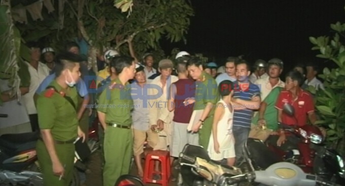 Rất đ&ocirc;ng người d&acirc;n theo d&otilde;i sự việc.