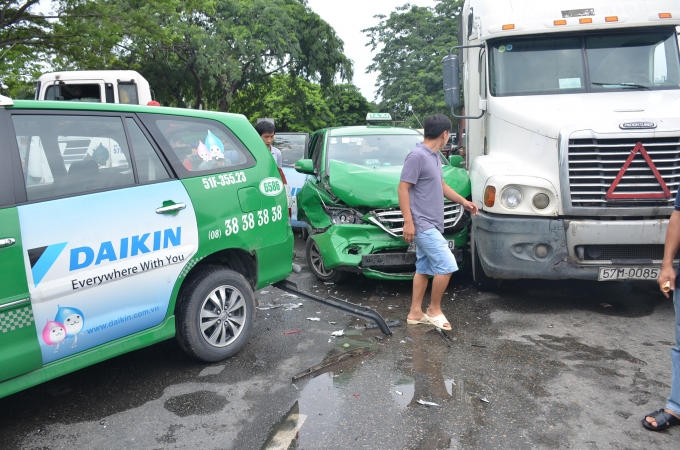 C&aacute;c phương tiện d&iacute;nh ch&ugrave;m sau vụ tai nạn