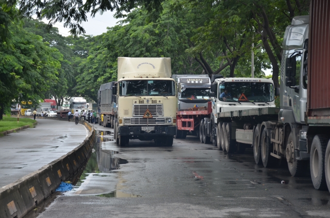 Đường Nguyễn Văn Linh bị phong tỏa