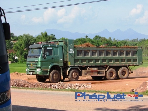 &Ocirc; t&ocirc; khủng vận chuyển cả ng&agrave;y lễn đ&ecirc;m