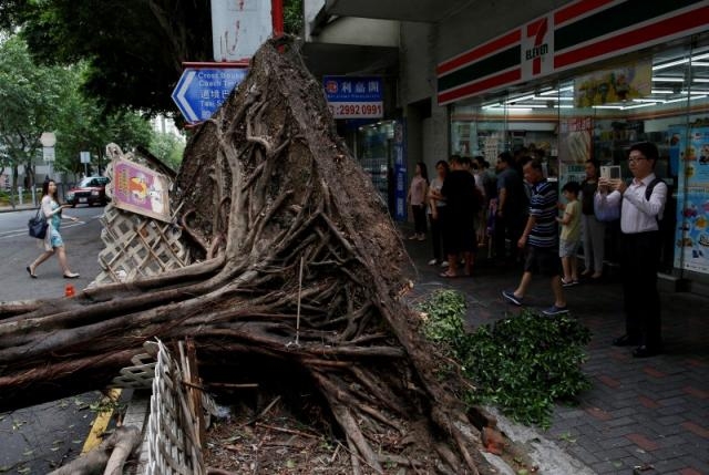 Do ảnh hưởng của b&atilde;o Nida, b&ecirc;n cạnh s&acirc;n bay, hầu hết&nbsp;c&aacute;c trung t&acirc;m t&agrave;i ch&iacute;nh tại Hong Kong cũng th&ocirc;ng b&aacute;o kh&ocirc;ng hoạt động trong buổi s&aacute;ng 2/8. (Ảnh: Reuters)