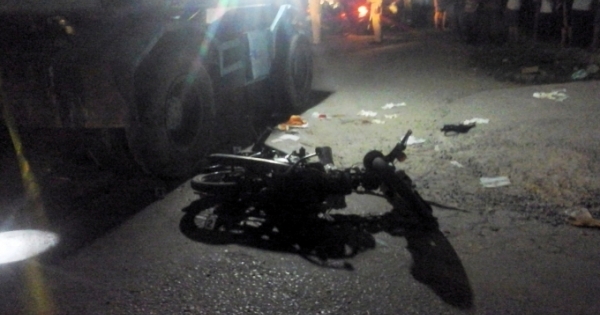 Thanh Hóa: Xe máy đâm máy xúc, 3 học sinh thương vong