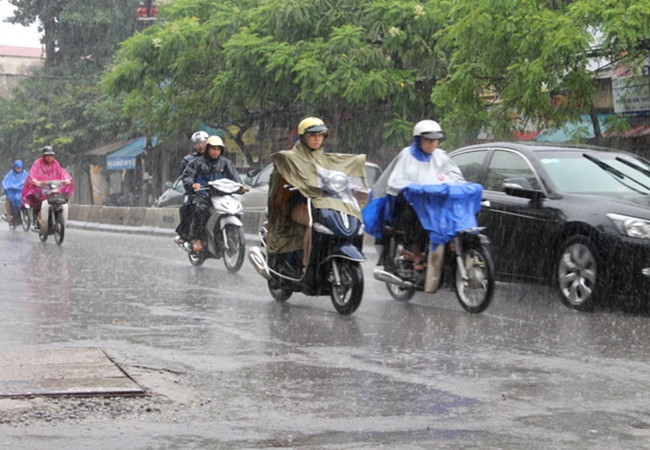 Những cơn mưa r&agrave;o bất chợt khiến cơ thể dễ đổ bệnh. Ảnh: minh họa