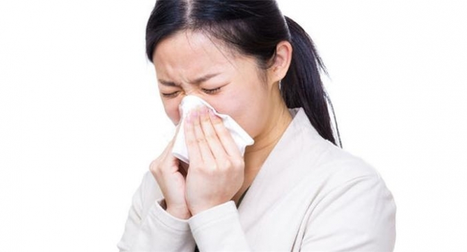 Sau khi đi mưa, bạn cần l&agrave;m sạch v&agrave; lau kh&ocirc; người tr&aacute;nh bị cảm lạnh. Ảnh: minh họa